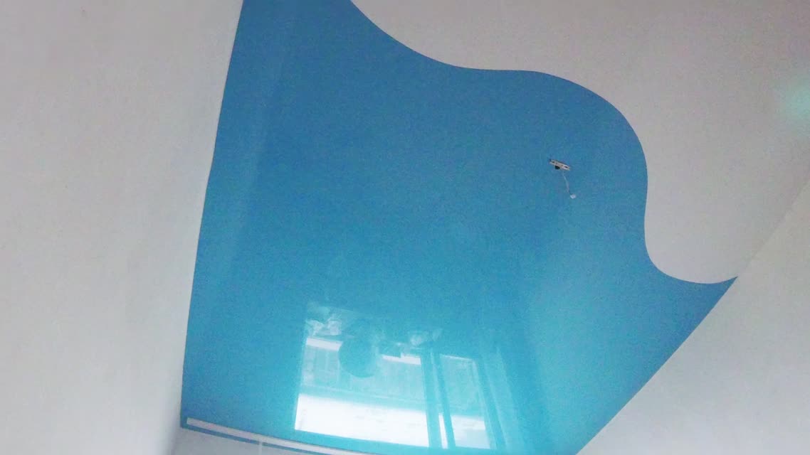 Цветные натяжные потолки