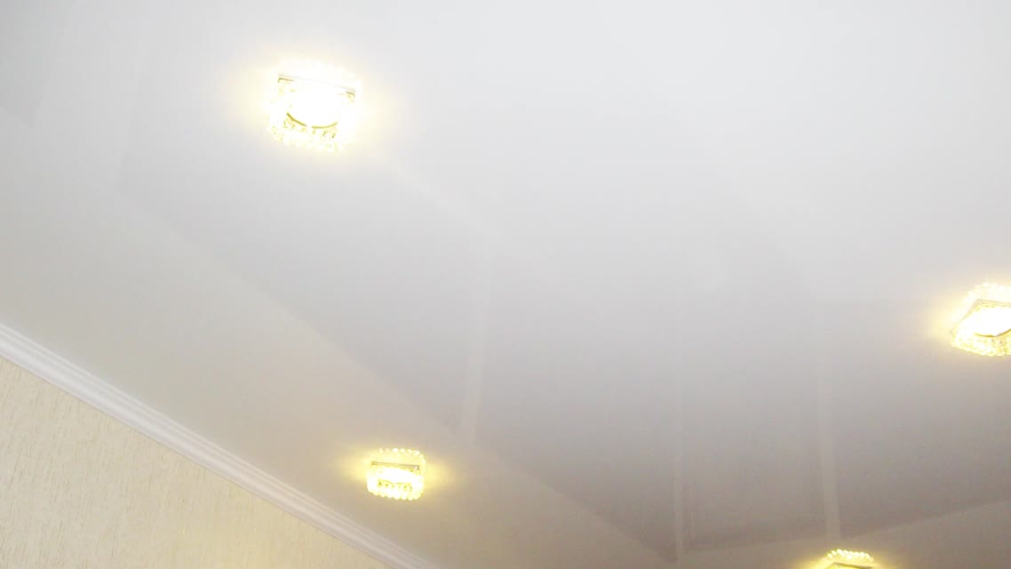 Натяжные потолки в коридор