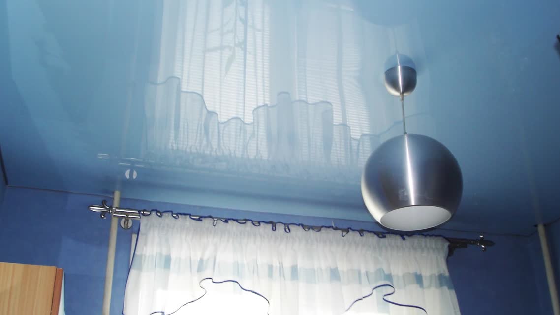 Натяжные потолки на кухню